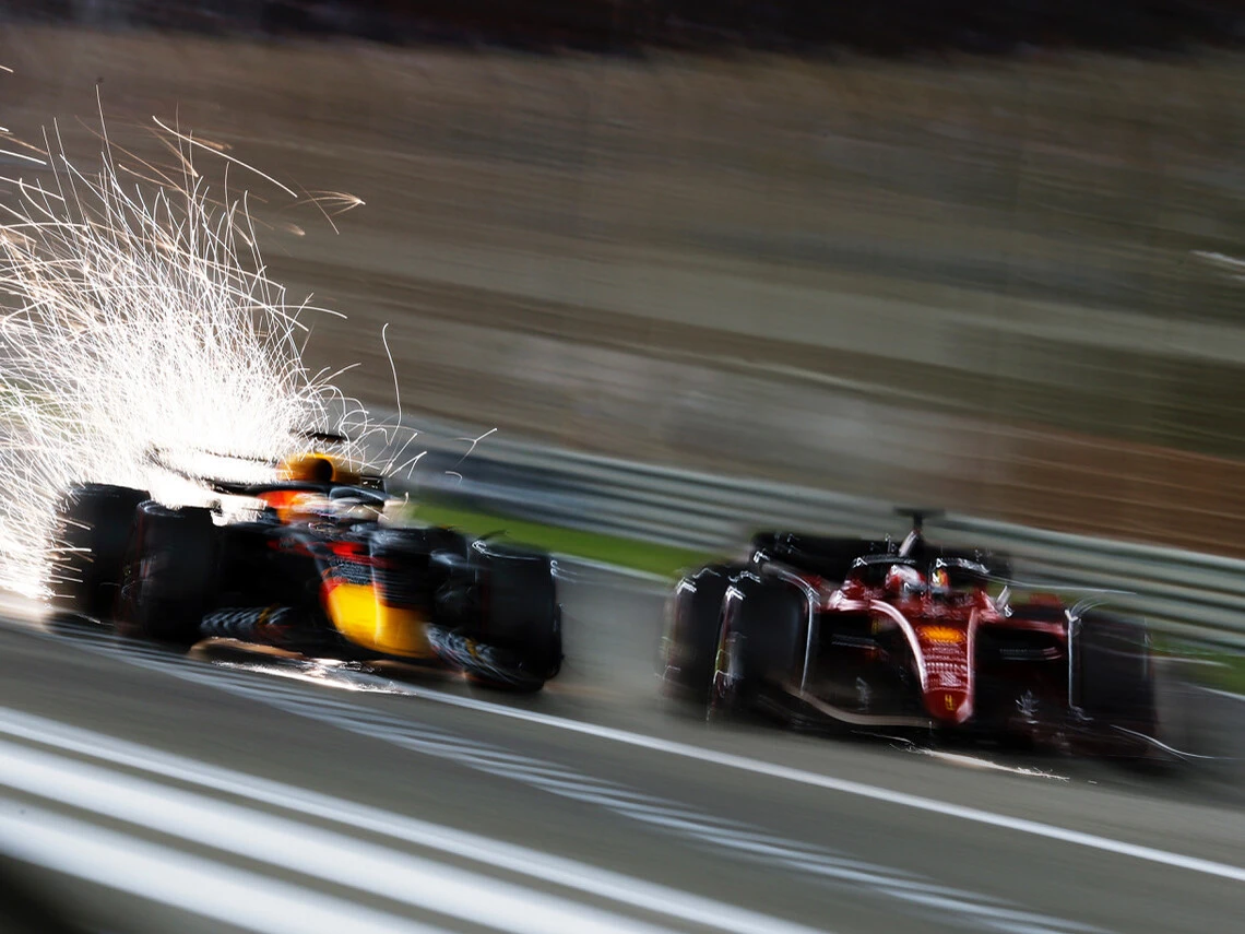 敏腕F1カメラマン２人の2022年ベストショット26枚。「上空からの面白い構図」「先陣争いのシビれた瞬間」「スタート直後のクラッシュ」